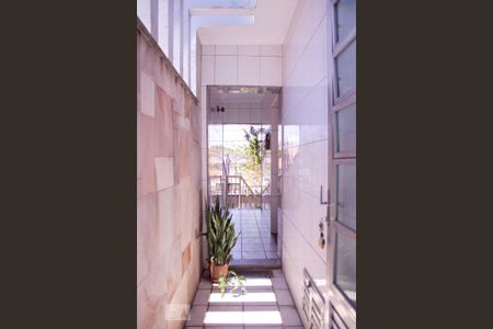 Casa à venda com 290m², 4 quartos e 6 vagas Casa à venda com 290m², 4 quartos e 6 vagasCorredor Lateral