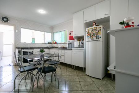 Casa à venda com 320m², 4 quartos e 6 vagas Casa à venda com 320m², 4 quartos e 6 vagasCozinha