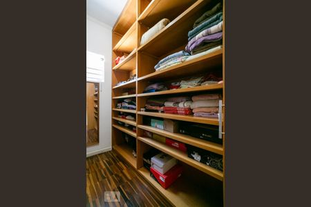 Casa à venda com 320m², 4 quartos e 6 vagas Casa à venda com 320m², 4 quartos e 6 vagasCloset da suíte 1