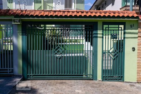 Casa à venda com 320m², 4 quartos e 6 vagas Casa à venda com 320m², 4 quartos e 6 vagasFachada