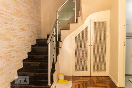 Escadas de casa para alugar com 3 quartos, 128m² em Vila do Castelo, São Paulo