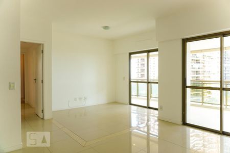 Sala de apartamento para alugar com 3 quartos, 136m² em Barra da Tijuca, Rio de Janeiro