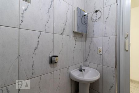 Banheiro de casa para alugar com 1 quarto, 25m² em Vila Romero, São Paulo