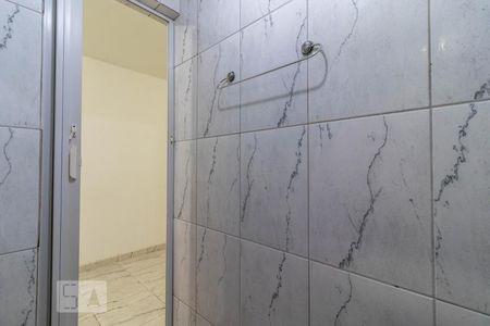 Banheiro de casa para alugar com 1 quarto, 25m² em Vila Romero, São Paulo