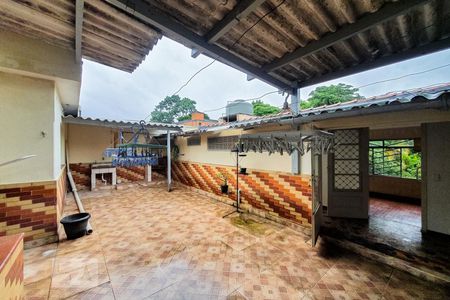 Casa à venda com 4 quartos, 350m² em Vila Liviero, São Paulo