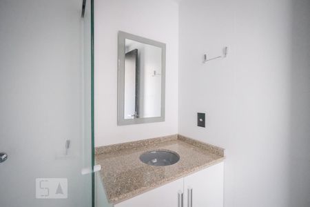 Banheiro de kitnet/studio para alugar com 1 quarto, 28m² em Prado Velho, Curitiba