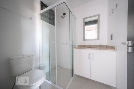 Banheiro de kitnet/studio para alugar com 1 quarto, 28m² em Prado Velho, Curitiba