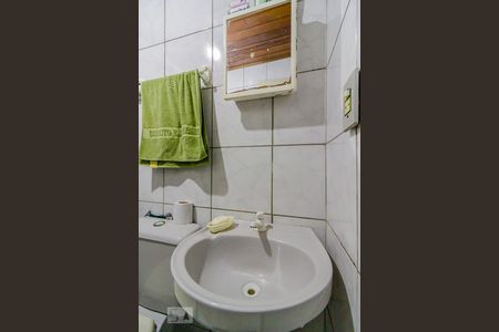 Banheiro de casa à venda com 2 quartos, 290m² em Vila Nova, Porto Alegre