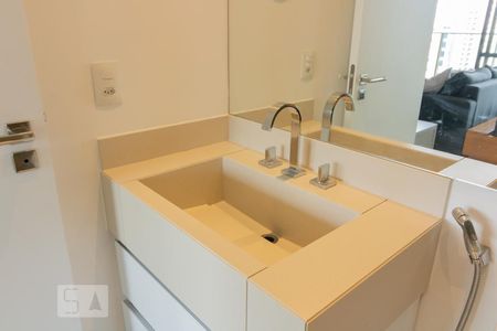 Banheiro de kitnet/studio para alugar com 1 quarto, 39m² em Vila Nova Conceição, São Paulo