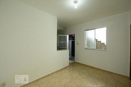 Sala de casa para alugar com 1 quarto, 40m² em Brás de Pina, Rio de Janeiro