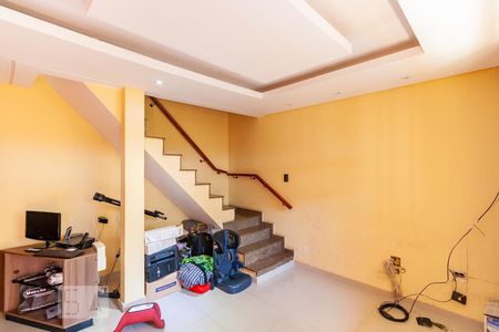 Sala de casa para alugar com 2 quartos, 198m² em Jardim Ivone, São Paulo