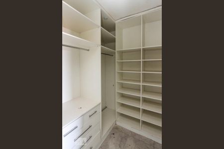 Casa para alugar com 224m², 5 quartos e 2 vagas Casa para alugar com 224m², 5 quartos e 2 vagasCloset suite 03