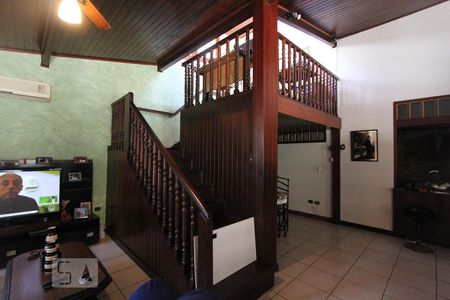 Sala escada de casa à venda com 5 quartos, 480m² em Anil, Rio de Janeiro
