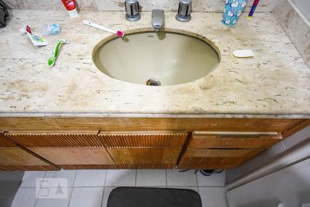 Apartamento para alugar com 370m², 5 quartos e 4 vagas Apartamento para alugar com 370m², 5 quartos e 4 vagasPia do banheiro da suíte 2