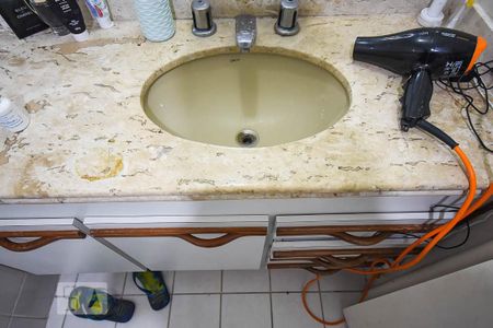 Apartamento para alugar com 370m², 5 quartos e 4 vagas Apartamento para alugar com 370m², 5 quartos e 4 vagasPia do banheiro da suíte 3