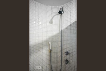 Apartamento para alugar com 370m², 5 quartos e 4 vagas Apartamento para alugar com 370m², 5 quartos e 4 vagasChuveiro do banheiro da suíte 2