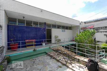 Entrada de casa à venda com 5 quartos, 320m² em Cachoeirinha, Belo Horizonte