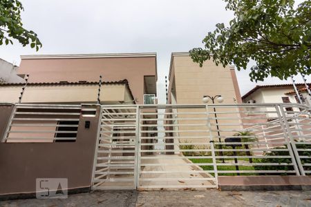 Casa de condomínio à venda com 159m², 3 quartos e 3 vagas Casa de condomínio à venda com 159m², 3 quartos e 3 vagasFachada