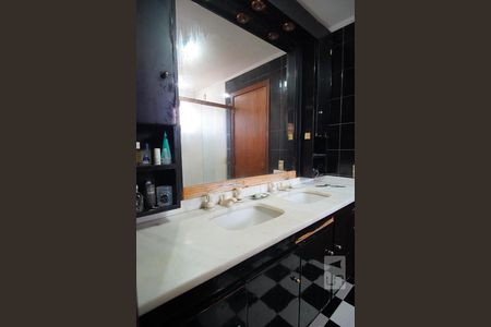 Banheiro suite 1  de casa à venda com 6 quartos, 375m² em Jardim Lindóia, Porto Alegre