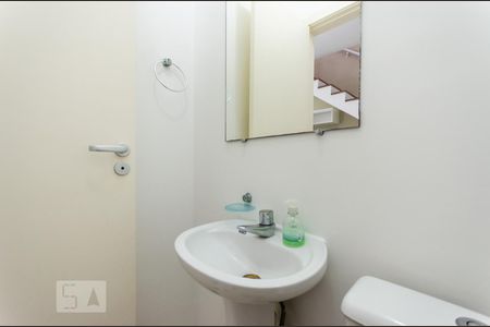 Lavabo de apartamento para alugar com 2 quartos, 70m² em Gonzaga, Santos