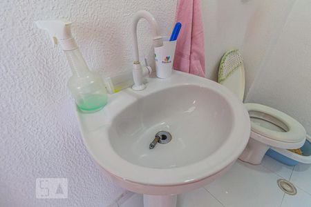 Apartamento à venda com 230m², 4 quartos e 1 vaga Apartamento à venda com 230m², 4 quartos e 1 vagaBanheiro de Serviço - Torneira