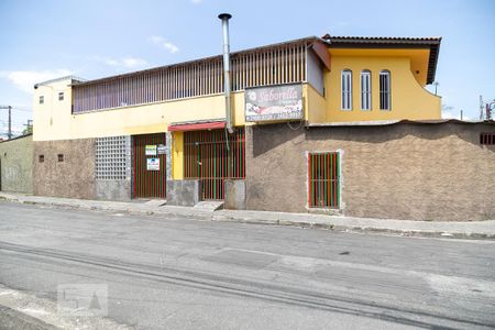 Casa à venda com 380m², 3 quartos e 2 vagas Casa à venda com 380m², 3 quartos e 2 vagasFachada