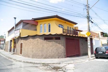 Casa à venda com 380m², 3 quartos e 2 vagas Casa à venda com 380m², 3 quartos e 2 vagasFachada