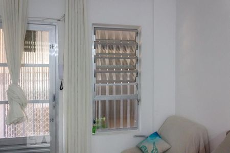 Detalhe sala de apartamento para alugar com 2 quartos, 75m² em Caiçara, Praia Grande