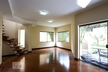 Casa de condomínio para alugar com 250m², 4 quartos e 5 vagasSala