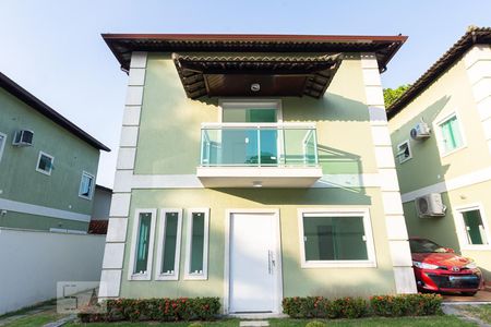 Casa à venda com 135m², 3 quartos e 1 vaga Casa à venda com 135m², 3 quartos e 1 vagaFachada