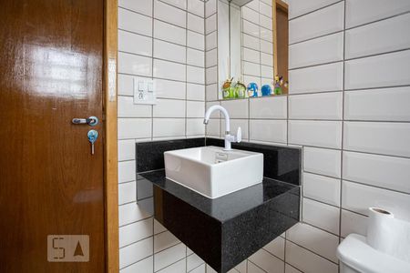 Banheiro de casa para alugar com 1 quarto, 55m² em Umuarama, Osasco