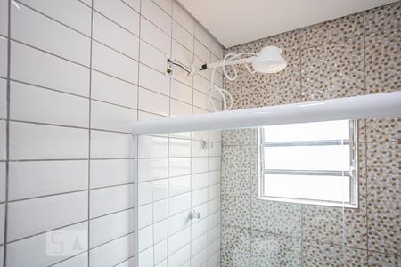 Banheiro de casa para alugar com 1 quarto, 55m² em Umuarama, Osasco