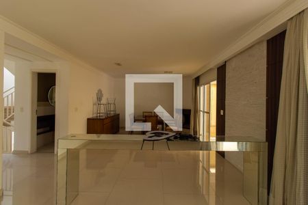 Sala de casa de condomínio para alugar com 3 quartos, 214m² em Bosque do Vianna, Cotia