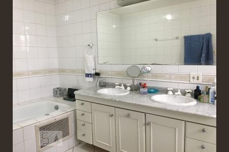 Banheiro de casa para alugar com 4 quartos, 396m² em Planalto Paulista, São Paulo
