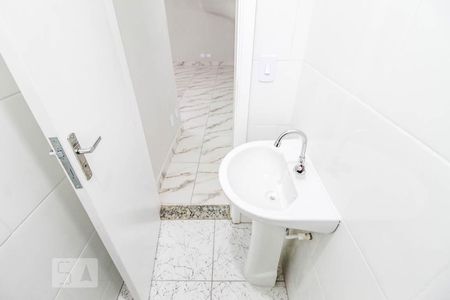 Lavabo de casa para alugar com 4 quartos, 221m² em Jardim das Acácias, São Paulo