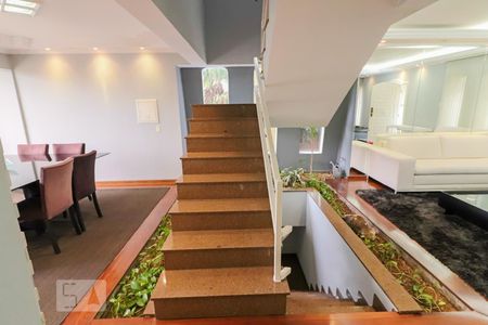 Escadas de casa à venda com 4 quartos, 317m² em Cidade São Francisco, São Paulo
