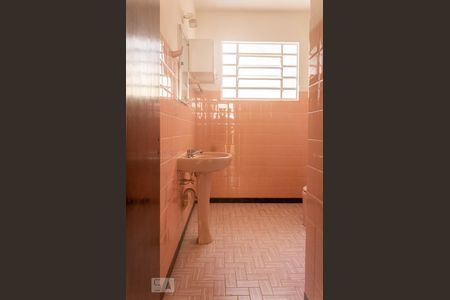 Banheiro de casa para alugar com 2 quartos, 60m² em Vila Campo Grande, São Paulo