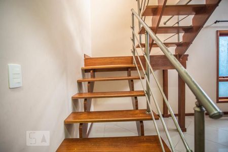 Escadas de casa à venda com 4 quartos, 310m² em Cidade Vargas, São Paulo