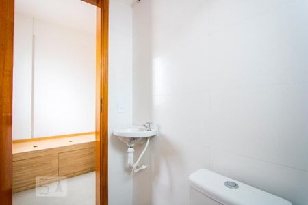 Banheiro de kitnet/studio para alugar com 1 quarto, 13m² em Vila São Pedro, Santo André