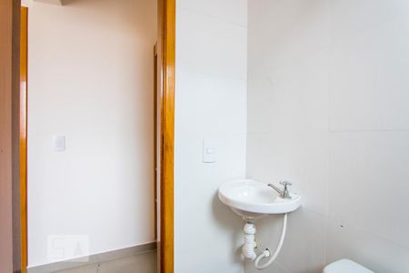 Banheiro de kitnet/studio para alugar com 1 quarto, 10m² em Vila São Pedro, Santo André