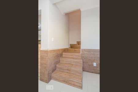 Escada de casa de condomínio para alugar com 2 quartos, 150m² em Campo Novo, Porto Alegre