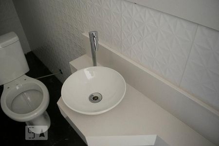 lavabo de casa de condomínio para alugar com 3 quartos, 75m² em Santa Teresinha, São Paulo