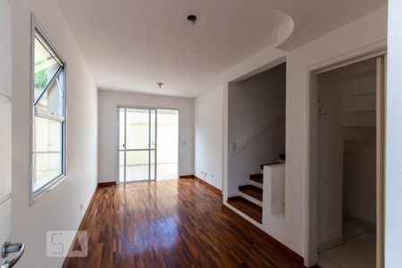 Sala de casa de condomínio para alugar com 2 quartos, 95m² em Jardim Pioneira, Cotia