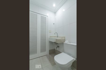 Casa para alugar com 290m², 3 quartos e 2 vagas Casa para alugar com 290m², 3 quartos e 2 vagasBanheiro de Serviço