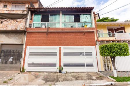 Casa à venda com 120m², 3 quartos e 2 vagas Casa à venda com 120m², 3 quartos e 2 vagasFachada