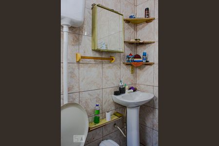 Banheiro de kitnet/studio para alugar com 1 quarto, 44m² em São José, Canoas