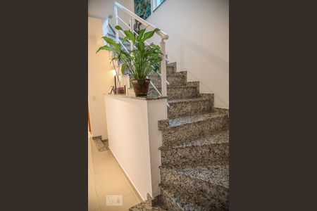 Escada de casa para alugar com 4 quartos, 287m² em Olímpico, São Caetano do Sul