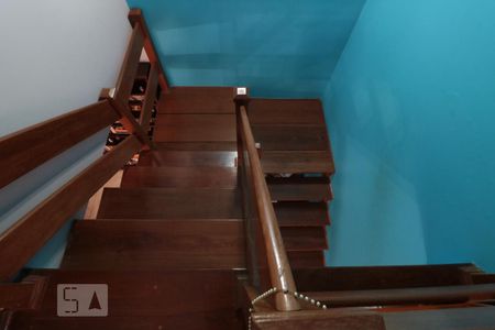 Escada de acesso aos dormitorios de casa à venda com 3 quartos, 240m² em Vila Carrão, São Paulo