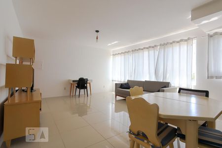 Sala e Cozinha de apartamento à venda com 1 quarto, 61m² em Passo da Areia, Porto Alegre