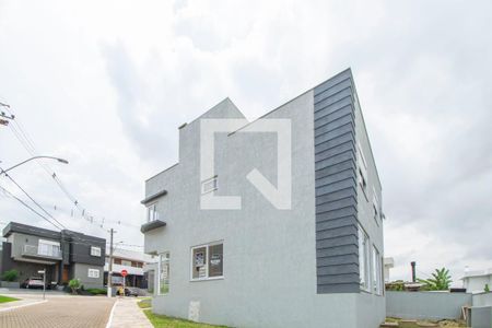 Casa de condomínio à venda com 240m², 4 quartos e 3 vagas Casa de condomínio à venda com 240m², 4 quartos e 3 vagasFachada
